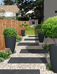 Allée de jardin avec plantes en pots, gravier.