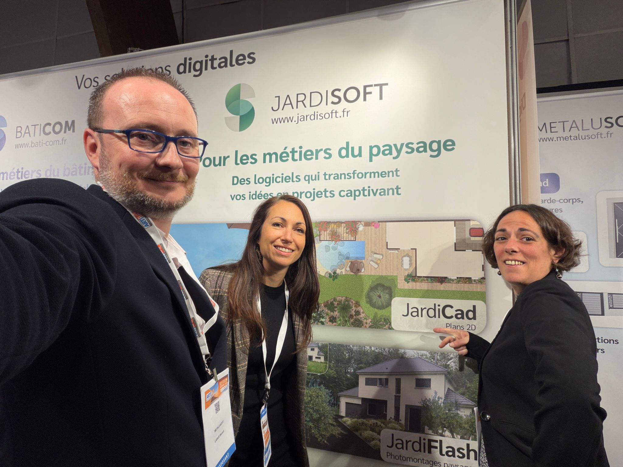 Personnes devant stand JardiSoft à un salon.