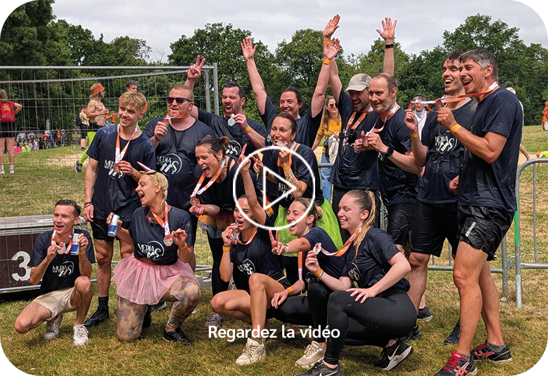 Groupe de personnes souriantes après une course.